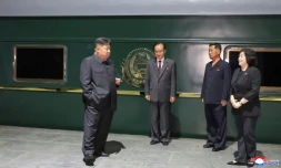 Kim Jong Un avant de partir pour Pékin, le 01 Septembre 2025 à Pyongyang, photo fournie par l'agence de presse nord-coréenne Korean Central News Agency (KCNA)
