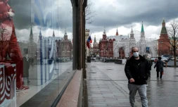 Un homme portant un masque contre le Covid à Moscou le 22 mars 2021