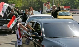 Des Syriens manifestent leur soutien au régime de Bachar el-Assad, le 14 avril 2018 dans les rues de Damas aprÚs les raids aériens des Occidentaux contre des sites militaires