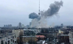 Photo diffusée sur la page Facebook du ministÚre ukrainien de l'Intérieur montrant la tour de télévision à Kiev touchée par un missile, le 1er mars 2022