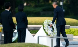 Barack Obama dépose une couronne devant le cénotaphe du mémorial de la paix à Hiroshima, le 27 mai 2016