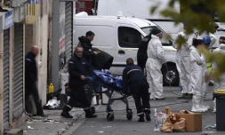 Un corps sorti par les policiers après l'assaut de l'immeuble où se trouvaient des jihadistes le 18 novembre 2015 à Saint-Denis
