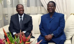 Le président ivoirien Alassanne Ouattara (g) et l'ancien président Konan Bedié Henri, lors d'une rencontre le 27 octobre 2015 à Abidjan
