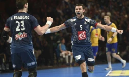 Les Français Ludivic Fabregas et Nedim Remili exultent après un but contre la Suède en quart de finale du Mondial de hand, le 24 janvier 2017 au stade Pierre-Mauroy à Villeneuve d'Ascq