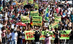 Des gens manifestent à Brasilia le 29 mai 2016 contre les violences faites aux femmes après le viol collectif d'une adolescente à Rio