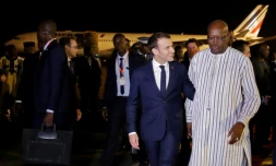 Emmanuel Macron accueilli par le président du Burkina Faso Roch Marc Christian Kabore à l'aéroport de Ouagadougou le 27 novembre 2017