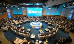 Photo fournie par le FMI montrant les membres d'une réunion de la Banque mondiale et du Fonds monétaire international (FMI) à Washington, le 21 avril 2018