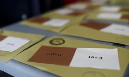 Des bulletins de vote lors du référendum sur l'extension des pouvoirs du président turc Recep Tayyip Erdogan, le 16 avril 2017 à Istanbul