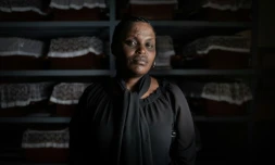 La Rwandaise Albertine Mukakamanzi, seule survivante de sa famille du génocide au Rwanda. Au mémorial de Gatwaro, à Kibuye (ouest), le 1e décembre 2020