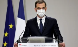 Le ministre de la Santé Olivier Véran annonce de nouvelles mesures sanitaires pour contrer la cinquième vague de l'épidémie de Covid, le 25 novembre 2021 à Paris