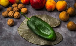 Un piment "poblano" et d'autres ingrédients traditionnels dans le restaurant Azul Condesa du chef Ricardo Muñoz Zurita à Mexico