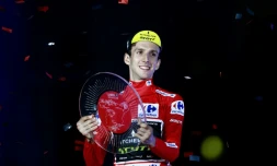 Le Britannique Simon Yates (Mitchelton-Scott) pose avec son trophée après avoir remporté la Vuelta, le 16 septembre 2018 à Madrid