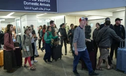 Des passagers d'un vol flydubai dérouté  après leur atterrissage à l'aéroport de Tel Aviv en Israël, le 30 septembre 2026
