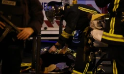 Une personne blessée secourue par les pompiers le 14 novembre 2015 au Bataclan à Paris