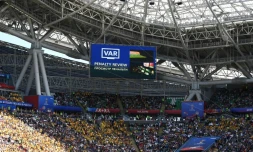 Un écran transmet le ralenti pour vérifier s'il y a penalty entre la France et la Russie, à Kazan, le 16 juin 2018