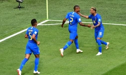 Neymar Jr partage sa joie avec ses équipers après son but contre le Costa Rica à Saint-Pétersbourg, le 22 juin 2018