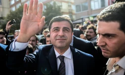 Selahattin Demirtas (C), chef du parti pro-kurde Ă Istanbul le 28 octobre 2015