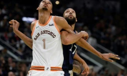 Victor Wembanyama des San Antonio Spurs aux prises avec Rudy Gobert des Minnesota Timberwolves en NBA le 10 novembre 2023 à San Antonio