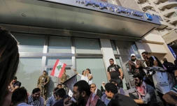 Des manifestants scandent des slogans devant la branche locale de la Banque du Liban, Ă Tripoli, le 6 novembre 2019