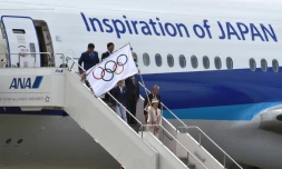 La gouverneure de Tokyo Yuriko Koike exhibe le drapeau du mouvement olympique, en provenance de Rio, à l'aéroport Haneda, le 24 août 2016