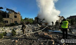 Photo diffusée par la police nationale ukrainienne, le 10 mai 2024, montrant des secouristes sur le site d'un bombardement à Kharkiv, en Ukraine