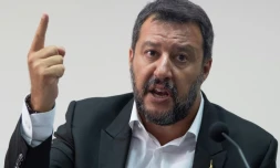 Le ministre italien de l'Intérieur et chef de la Ligue Matteo Salvini donne une conférence de presse à Castel Volturno, prÚs de Naples, le 15 août 2019