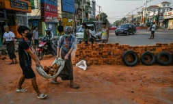 Des manifestants anti-coup d'Etat érigent une barricade à Rangoun, le 9 mars 2021
