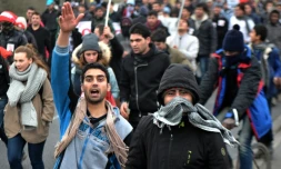 Des migrants défilent le 23 janvier 2016 à Calais