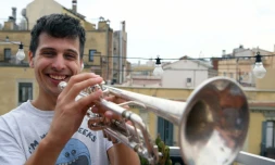 Klaus, des Stay Homas, sur la terrasse de l'appartement oĂč vivent les trois musiciens du groupe, Ă Barcelone, le 13 mai 2020