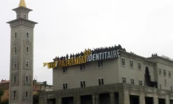 Un groupe de militants de Génération identitaire déploient une banderole sur le toit de la mosquée de Poitiers le 20 octobre 2012