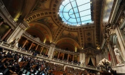 Vue générale du Parlement portugais où les députés du parti socialiste se lèvent pour voter, au palais Sao Bento de Lisbonne, le 25 mars 2010