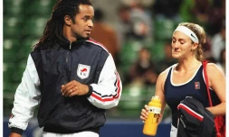 Yannick Noah, alors capitaine de l'équipe de France de Fed Cup, et Mary Pierce lors d'un match contre le Japon, le 1er mars 1997 à Tokyo