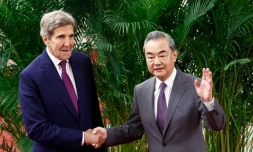 L'émissaire américain pour le climat John Kerry (g) et le chef de la diplomatie chinoise Wang Yi se serrent la main avant une réunion à Pékin, le 18 juillet 2023