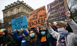 Des manifestestants contre la proposition de loi "Sécurité globale" à Paris, le 12 décembre 2020