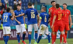 Les Italiens et les Gallois, à la fin du match remporté par la Squadra Azzurra, 1-0, lors de la 2e journée du groupe A à l'Euro 2020, le 20 juin 2021 à Rome