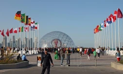 Les drapeaux des neuf pays fraßchement qualifiés pour le Mondial 2022 de football au Qatar, ont été hissés lors d'une cérémonie, le 30 mars 2022 à Doha, à 236 jours du début de la compétition