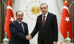 Poignée de mains entre le président du Kurdistan irakien Massoud Barzani (g) et le président turc Recep Tayyip Erdogan, le 9 décembre 2015 à Ankara