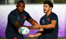 Le pilier du XV de France Jefferson Poirot (g) et l'ouvreur Romain Ntamack à l'entraînement le 16 octobre 2019 à Oita (Japon)