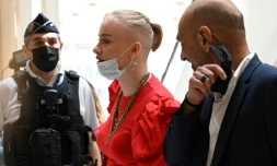 Mila (c), une adolescente française victime de cyberharcÚlement, avec son avocat Richard Malka (d) arrive au palais de justice de Paris pour le jugement de son affaire, le 3 juin 2021