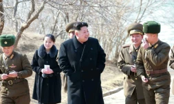 Photo non datée fournie la 12 mars 2015 par l'agence nord-coréenne Kcna du leader Kim Jong-Un (c) et de sa soeur Kim Yo-Jong (2e g), à Sin Islet, dans la province du Kangwon