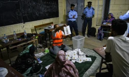 Dépouillement des bulletins de vote à l'issue de l'élection présidentielle, le 29 juin 2024 à Nouakchott, en Mauritanie