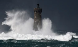 Fortes vagues et tempêtes au phare du Four d'Argenton à Porspoder (ouest), le 27 décembre 2020