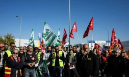 Des salariés de Michelin manifestent devant l'usine de Clermont-Ferrand, le 8 novembre 2024