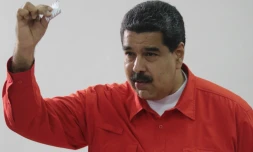 Le président vénézuélien Nicolas Maduro montre son bulletin de vote à Caracas le 30 juillet 2017, dans une photo diffusée par la présidence de la République vénézuélienne