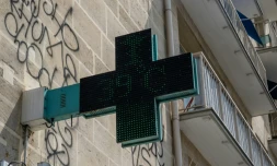 Un thermomètre de pharmacie indique une température de 39°C à Paris, le 13 juillet 2026 lors d'un épisode de canicule en France