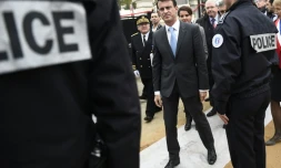 Le Premier ministre Manuel Valls aux Mureaux près de Paris, le 26 octobre 2015 
