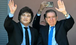Le président argentin Javier Milei (gauche) et l'opposant venezuelien Edmundo Gonzalez Urrutia (droite) au balcon de la Casa Rosada, le 4 janvier 2025