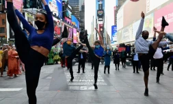 Des danseurs participent à un événement célébrant Broadway à Times Square, le 12 mars 2021