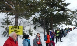 Des professionnels de la montagne en "cordée solidaire" pour revendiquer leur devoir d?assistance à personne en danger à Névache, dans les Alpes françaises, le 17 décembre 2017