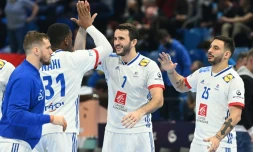 La joie des Français, après leur victoire, 36-23 face à l'Urkaine, lors du 2e match du tour préliminaire de l'Euro-2022, le 15 janvier 2022 à Szeged (Hongrie)